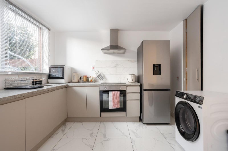 Room Stuart Road in Greater London