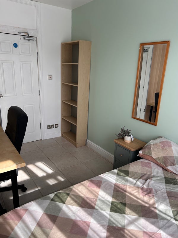 Room Charter Avenue in Coventry