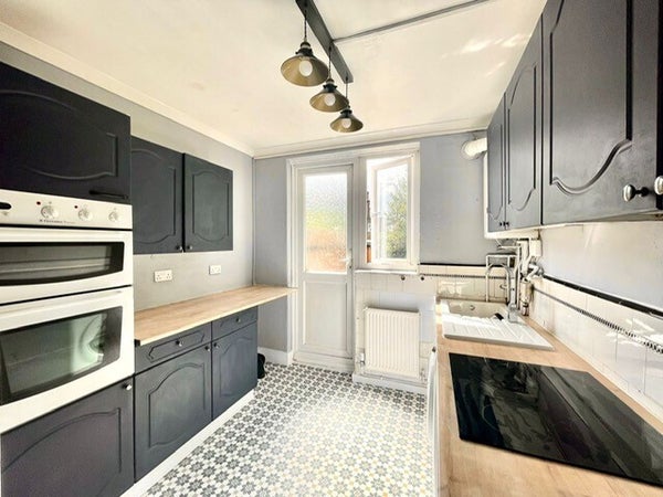 Flat Onslow Gardens in London Borough of Redbridge