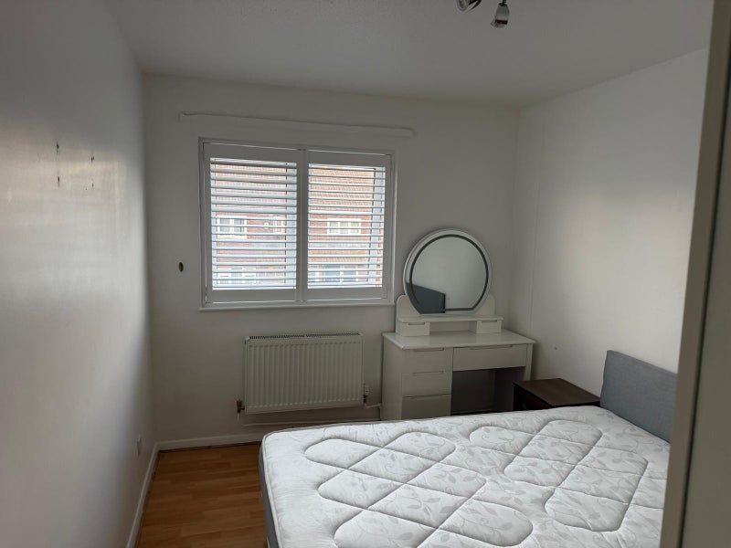 Room Holmshaw Close in Greater London