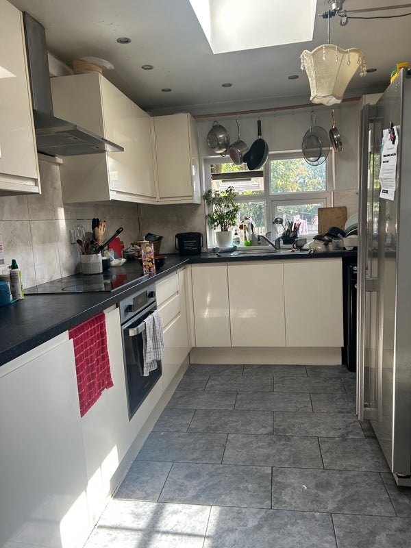 Room Russell Avenue in Greater London