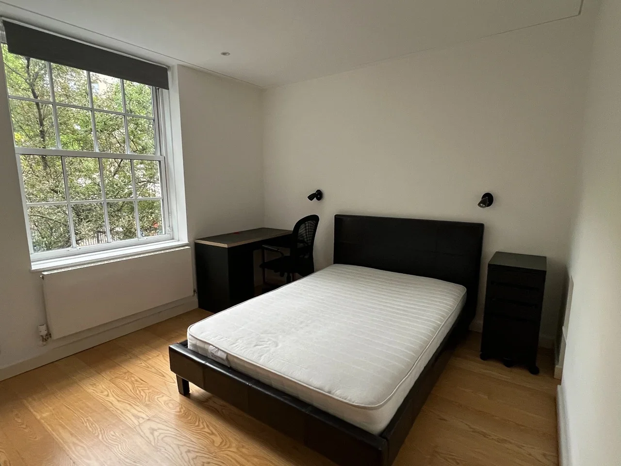 Flat Coral Street in Greater London