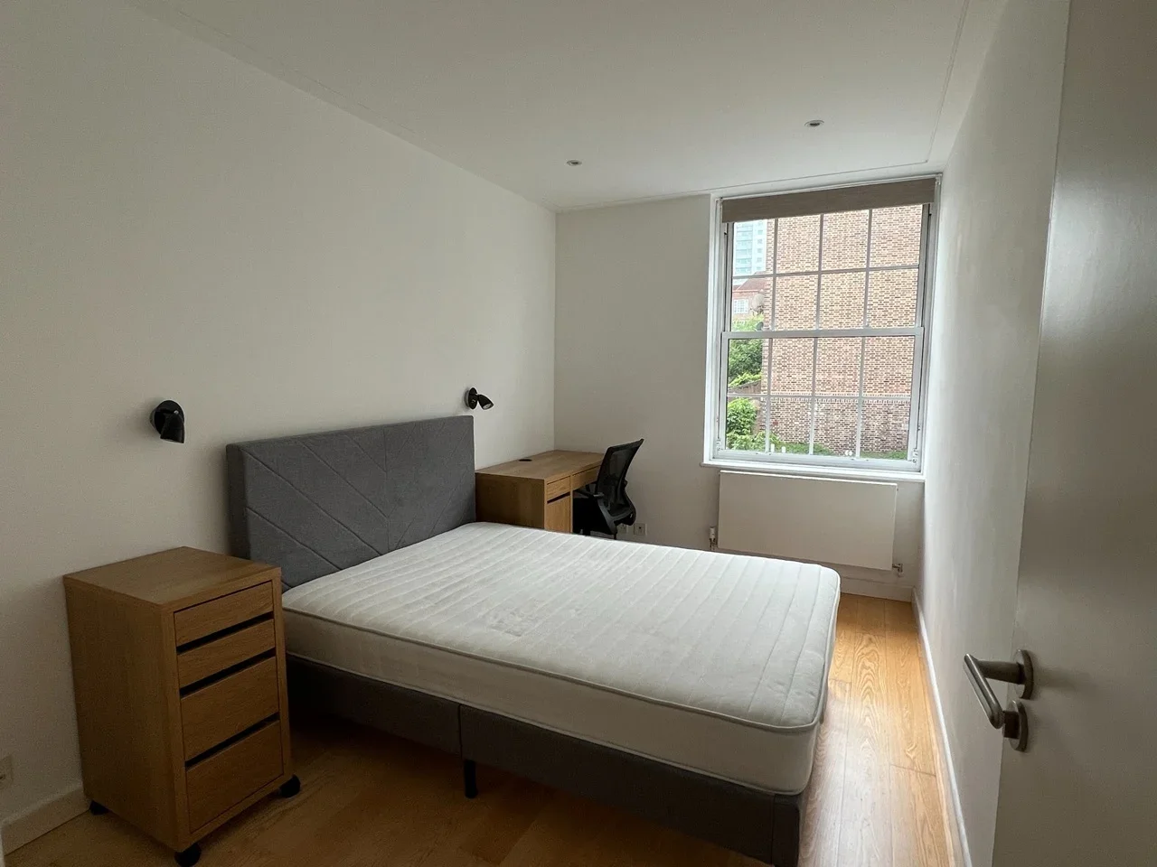 Flat Coral Street in Greater London