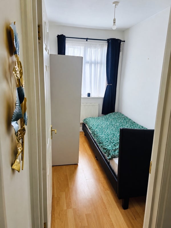 Room Ringwood Avenue in Greater London