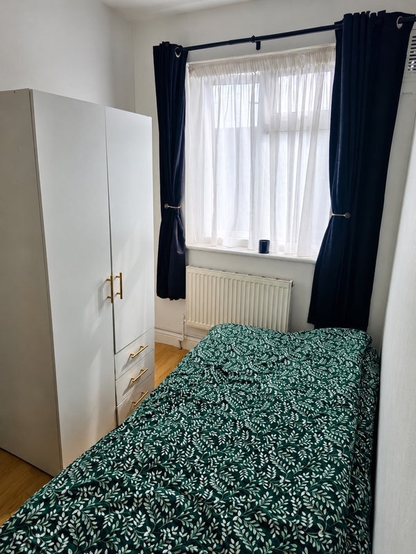 Room Ringwood Avenue in Greater London