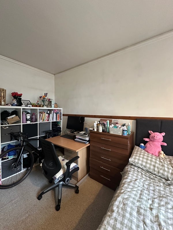 Room Churchill Gardens Road in City of Westminster
