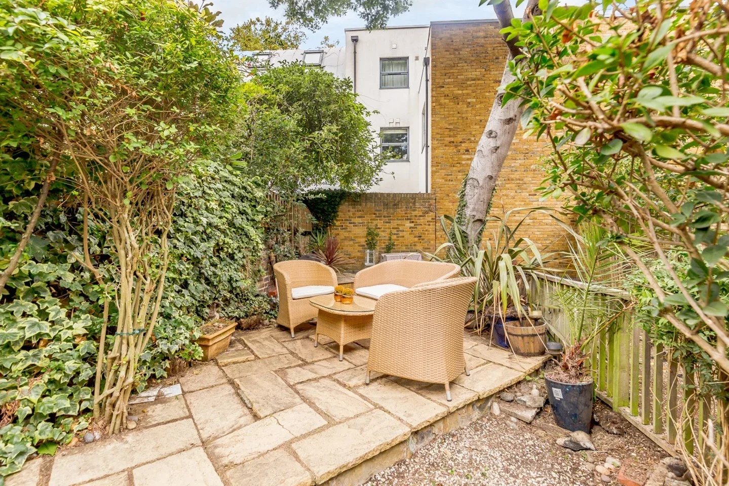 Flat Ecclesbourne Road in Greater London