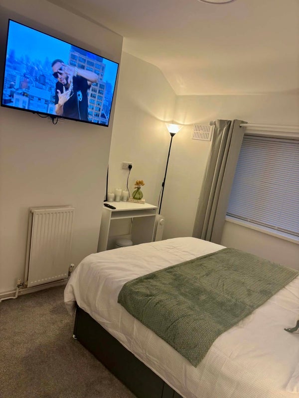 Room Poole Road in Leeds