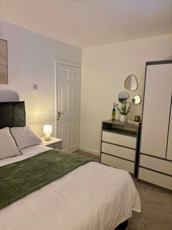 Room Poole Road in Leeds
