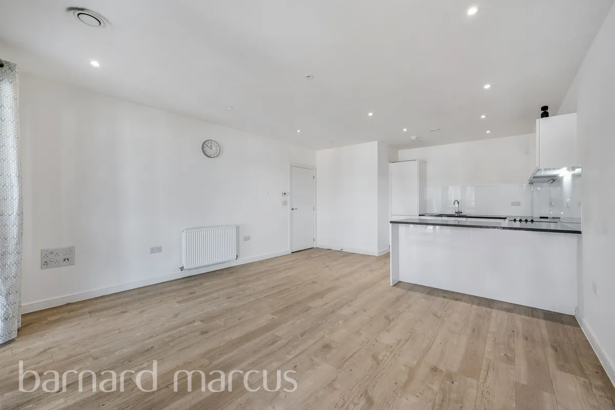 Flat Ockley Road in Greater London
