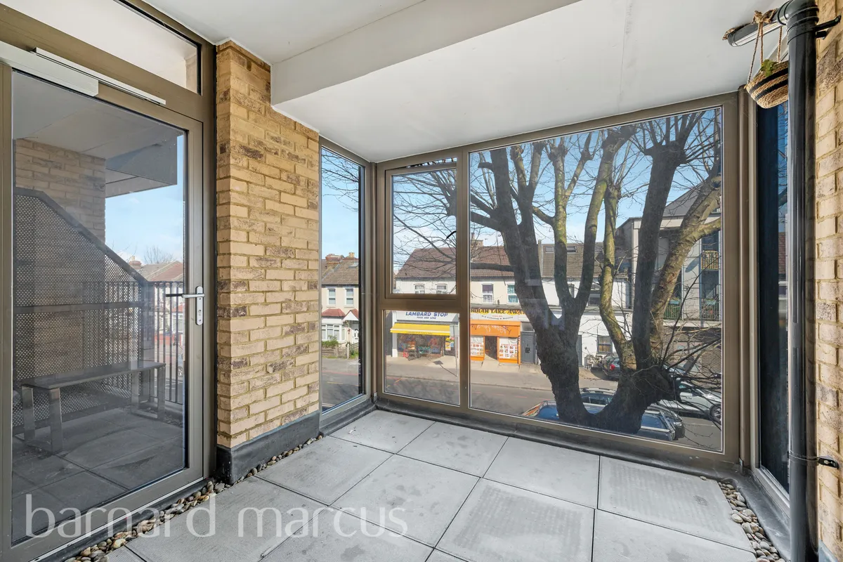 Flat Ockley Road in Greater London