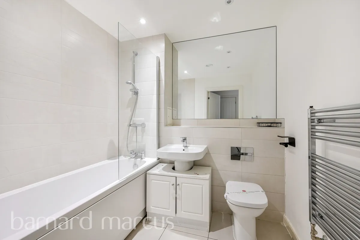Flat Ockley Road in Greater London