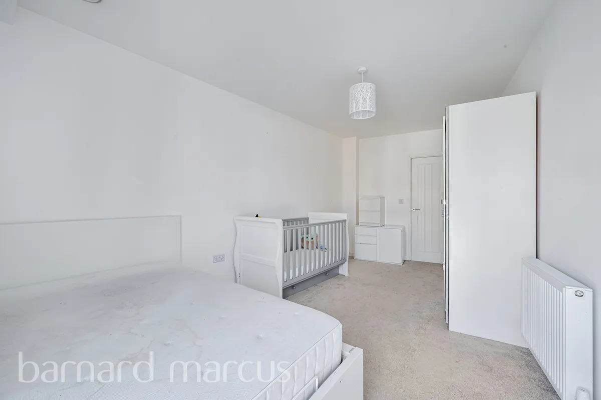 Flat Ockley Road in Greater London
