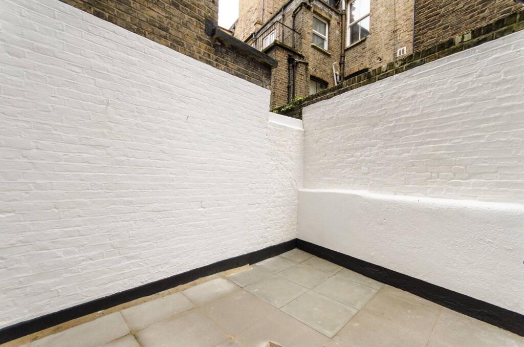 Flat Finborough Road in Greater London