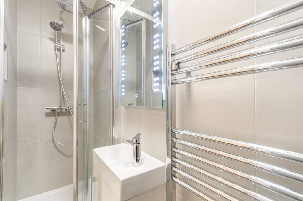 Flat Finborough Road in Greater London