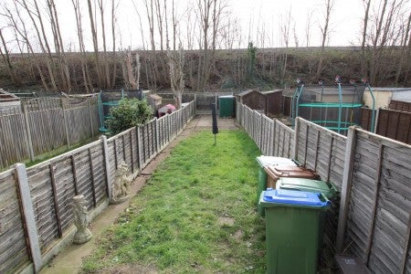 Flat Eversley Avenue in Greater London