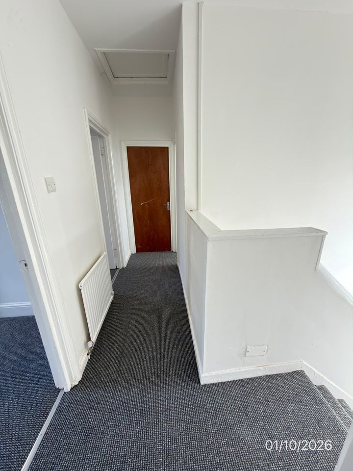 Flat Elgin Road in Greater London