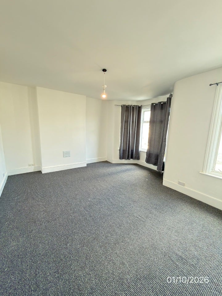 Flat Elgin Road in Greater London