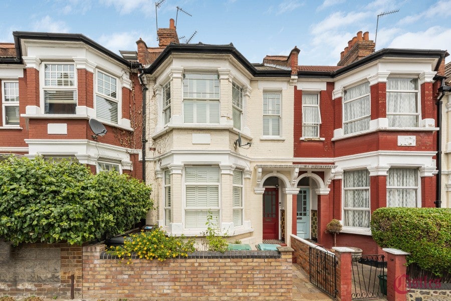 Flat Harvey Road in Greater London