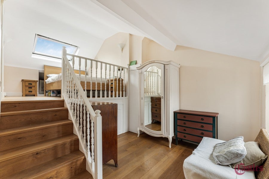 Flat Harvey Road in Greater London