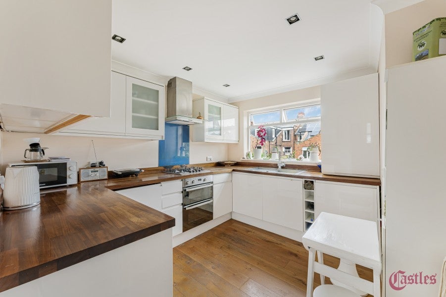 Flat Harvey Road in Greater London