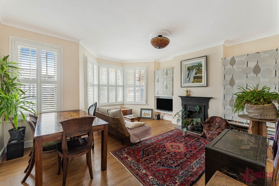 Flat Harvey Road in Greater London