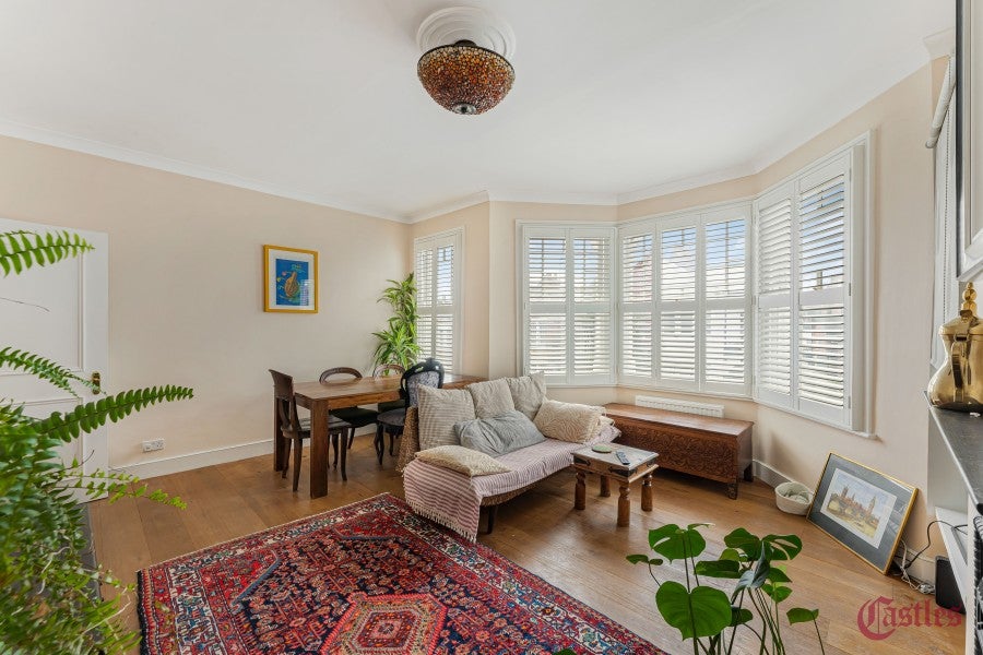 Flat Harvey Road in Greater London