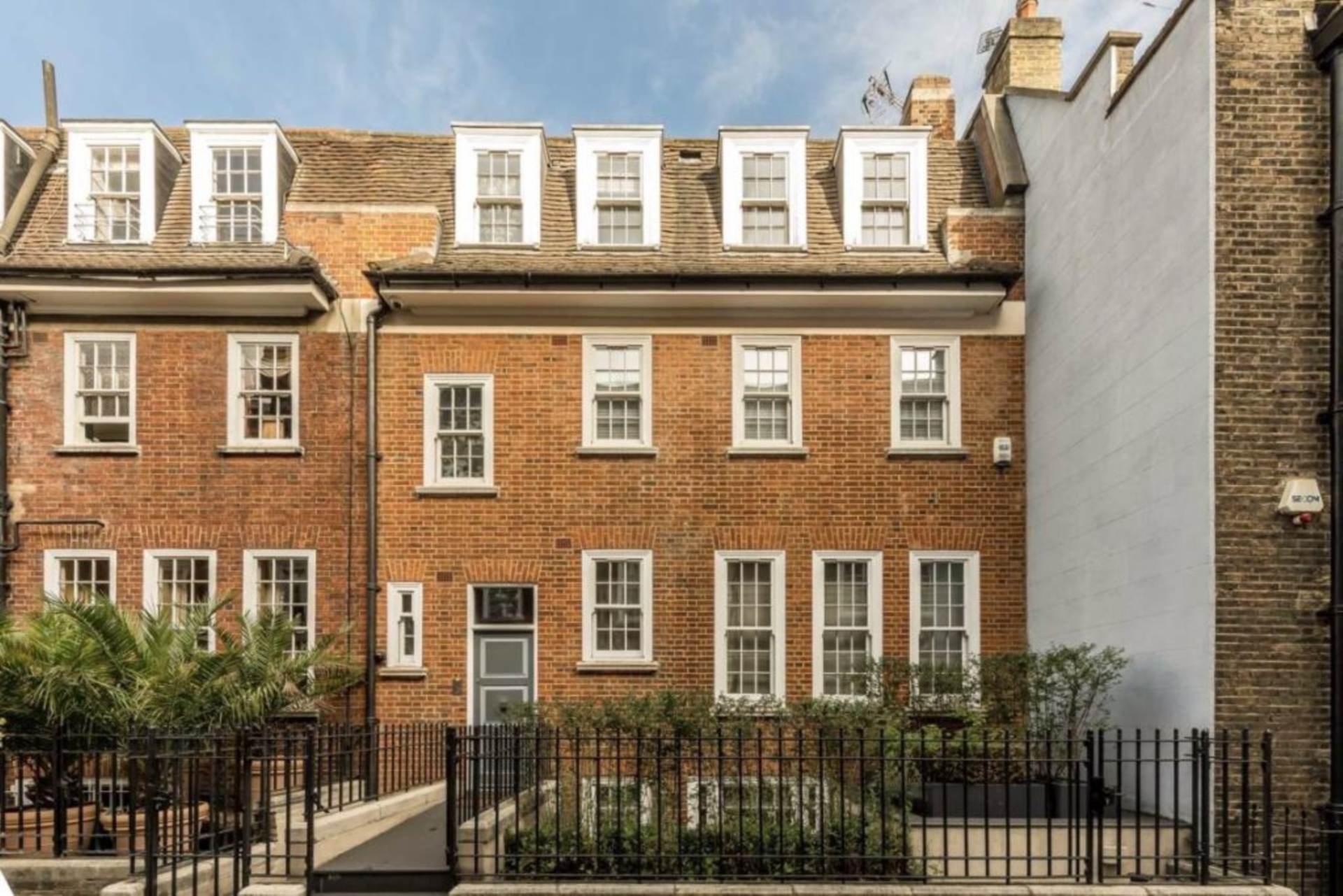 House Lees Place in City of Westminster