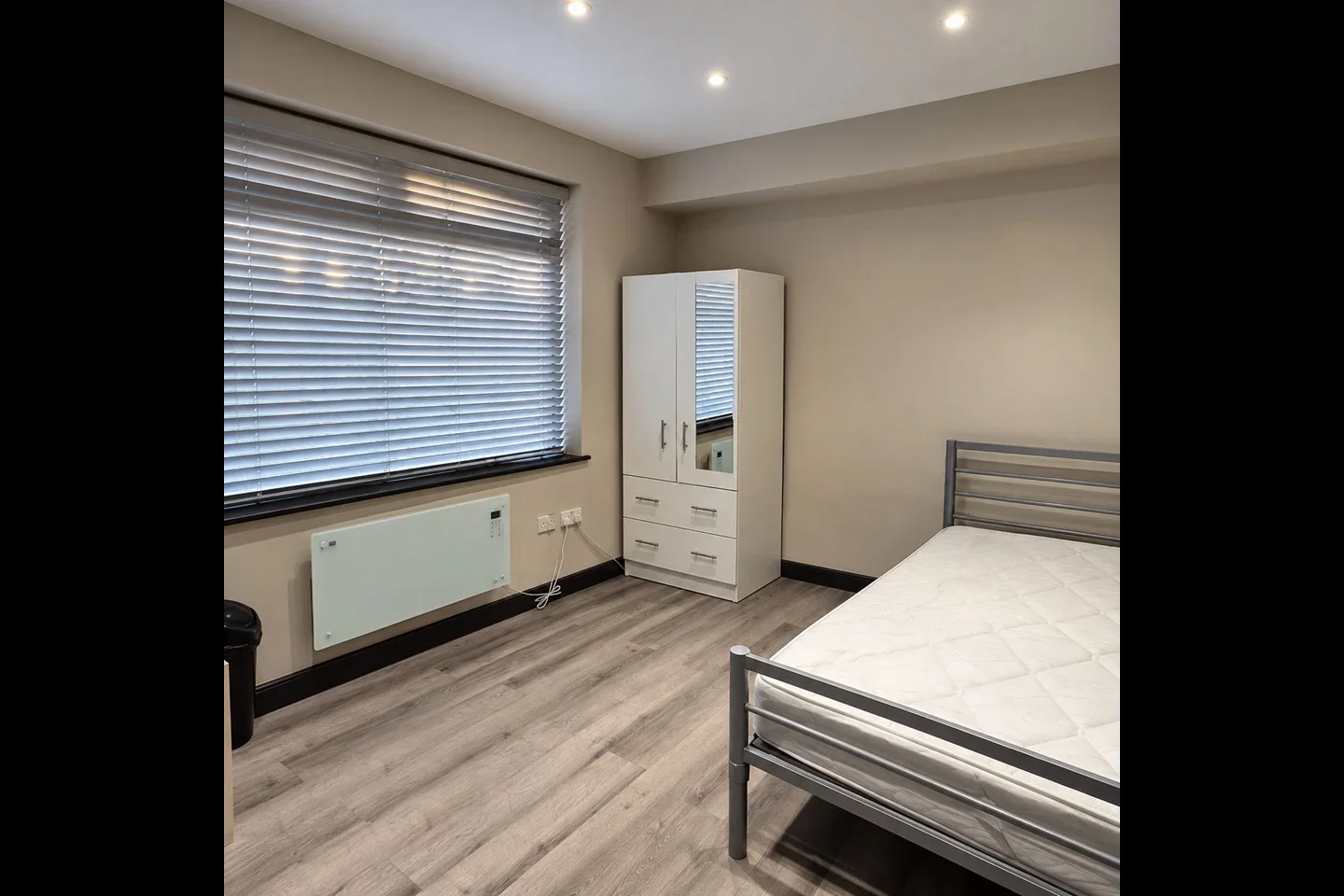 Flat Byron Road in Greater London