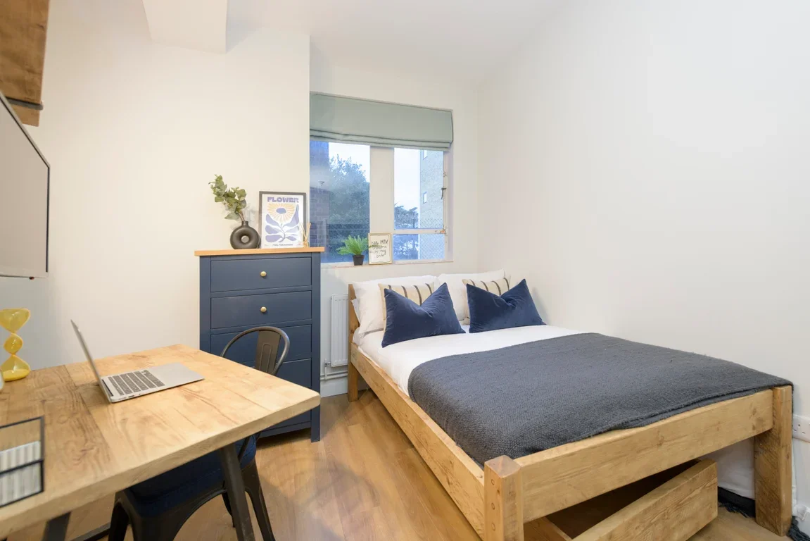Flat Grosvenor Road in Greater London