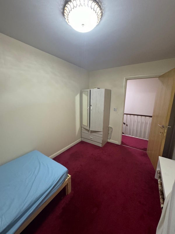 Room Elderberry Way in Greater London