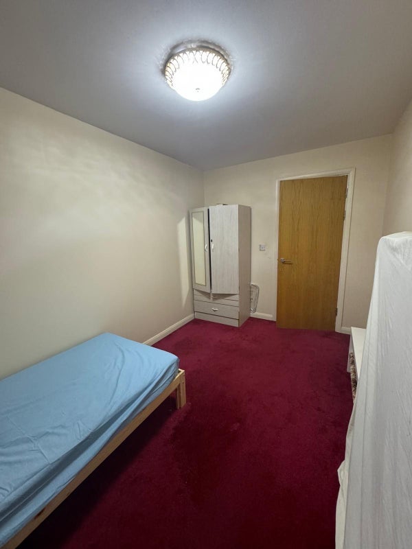 Room Elderberry Way in Greater London