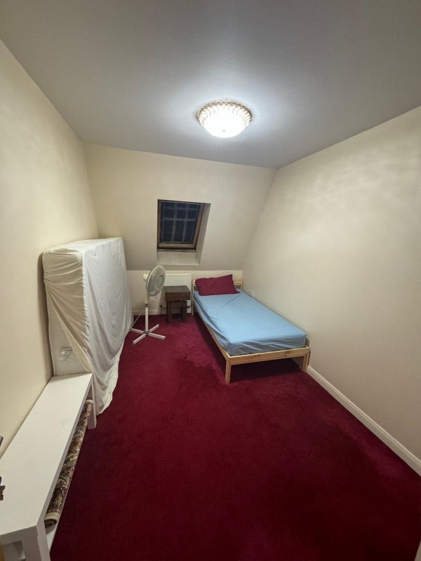 Room Elderberry Way in Greater London