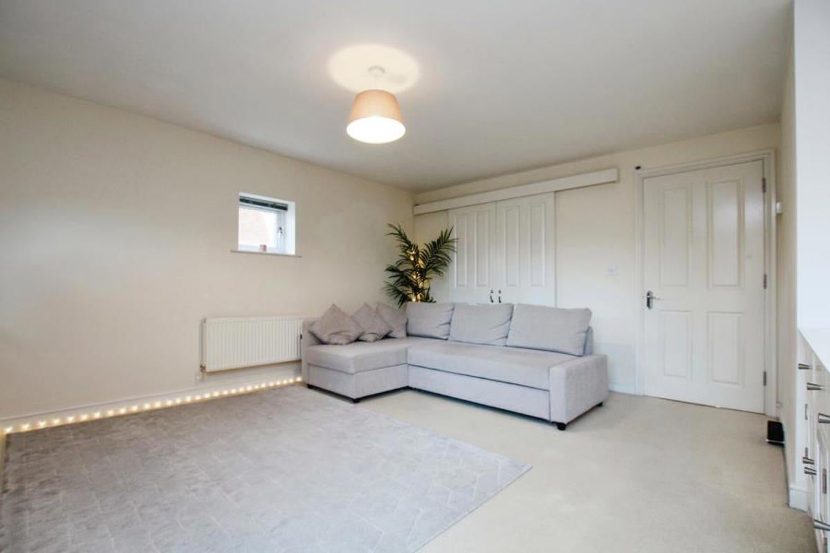 Flat Ellsworth Road in Bristol