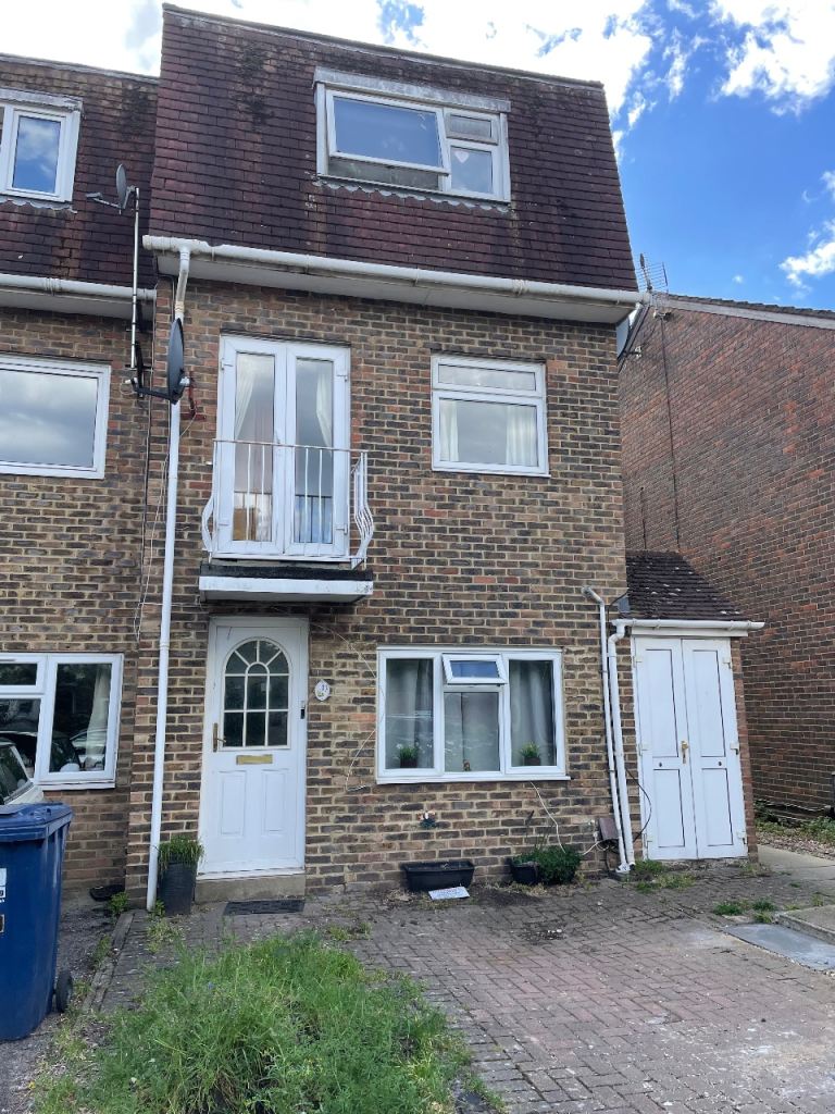 Flat Gunnersbury Avenue in Greater London