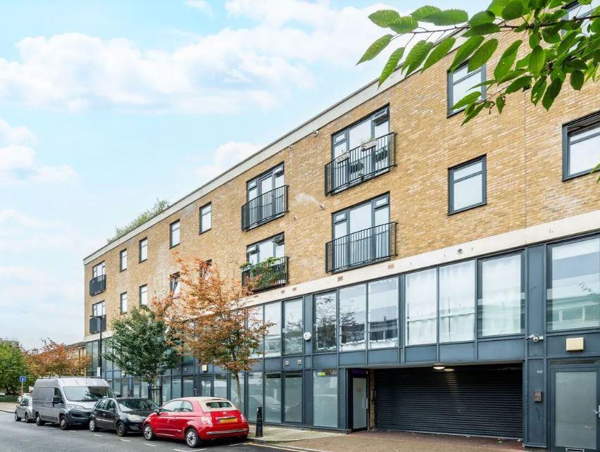 Flat Bacon Street in Greater London