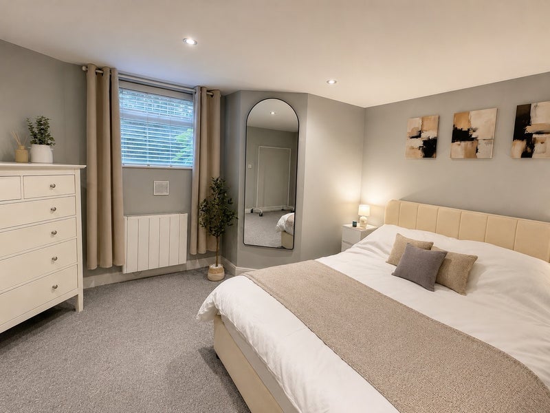 Room Half Edge Lane in Salford