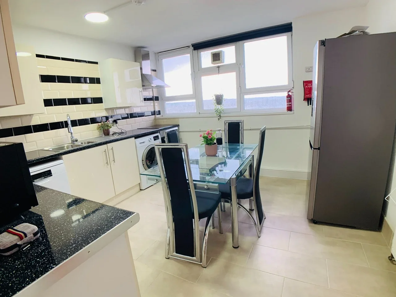 Room Hall Street in Greater London