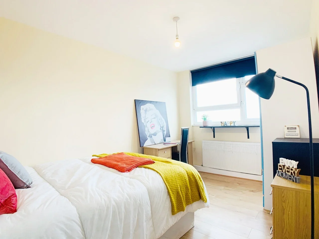 Room Hall Street in Greater London