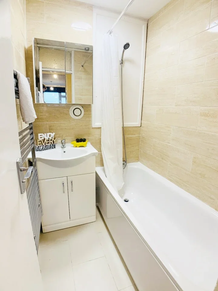 Room Hall Street in Greater London
