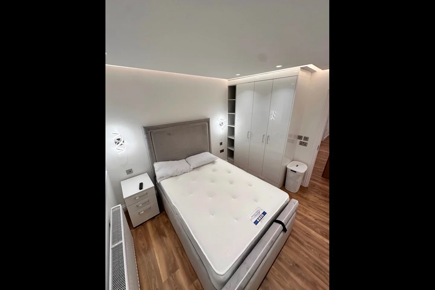 Room Bryan Avenue in Greater London