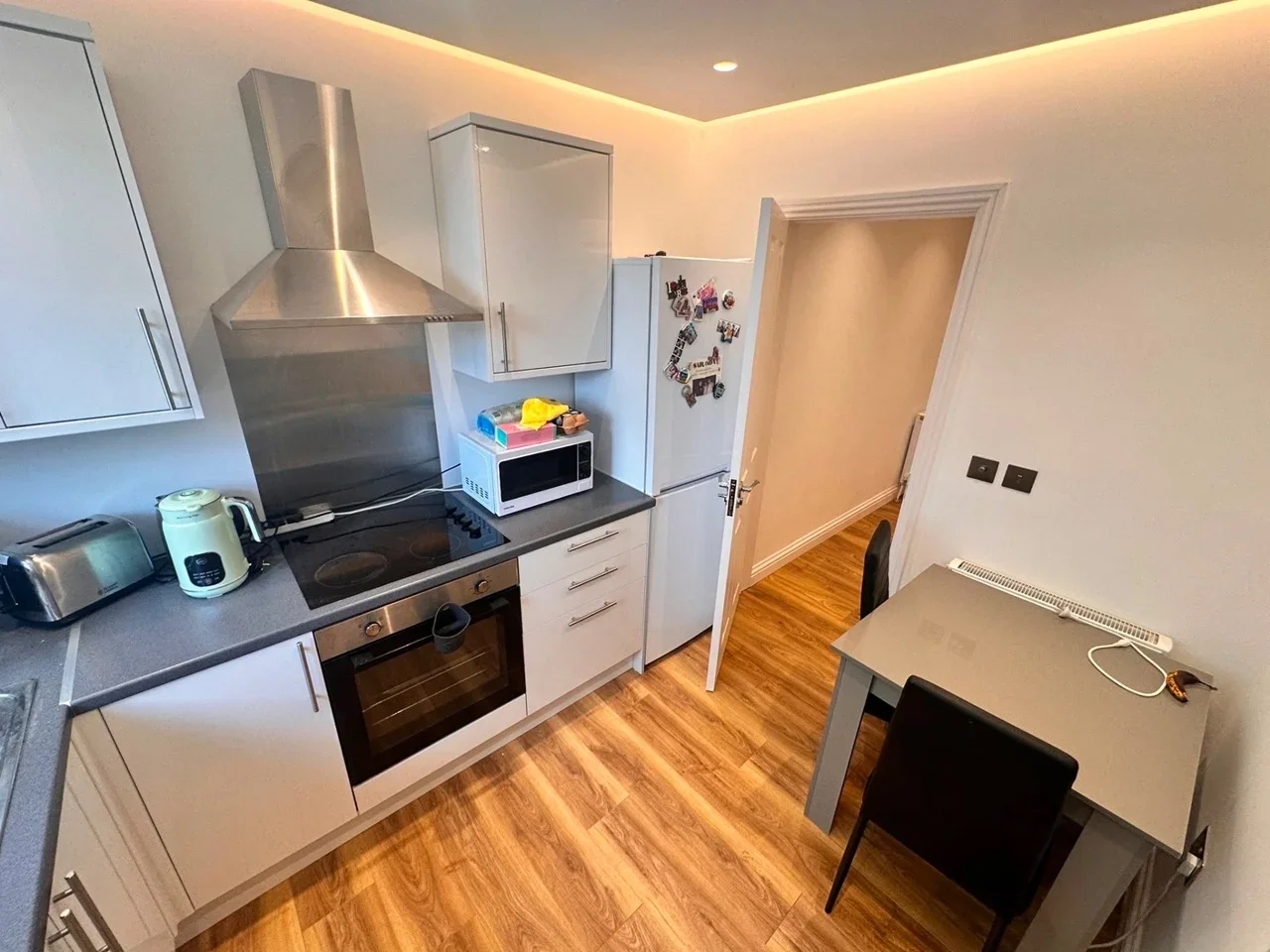 Room Bryan Avenue in Greater London
