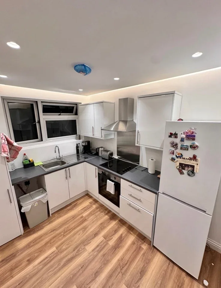 Room Bryan Avenue in Greater London