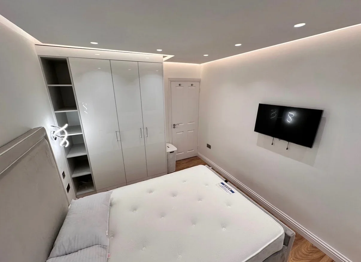 Room Bryan Avenue in Greater London