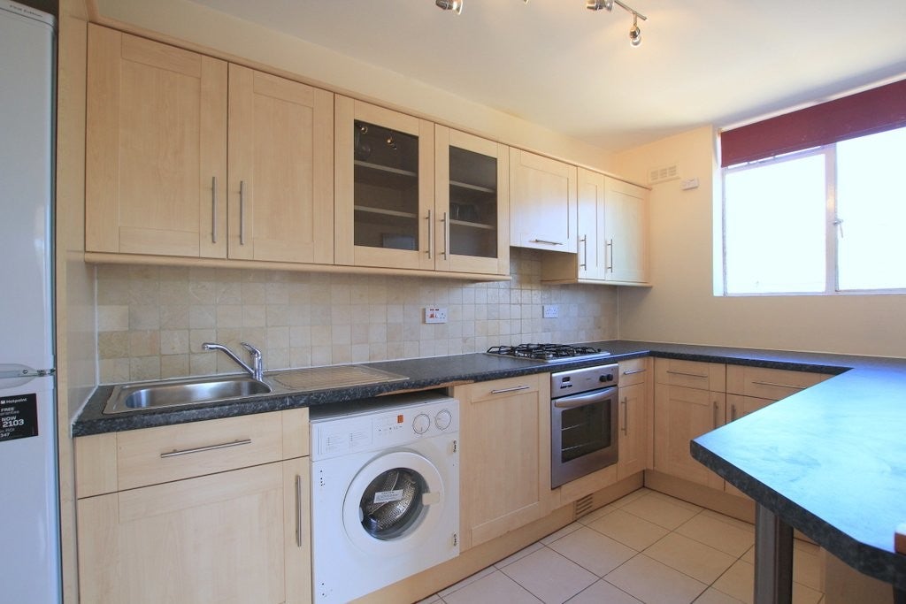 Flat Keswick Road in Greater London