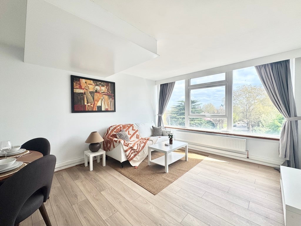 Flat Keswick Road in Greater London