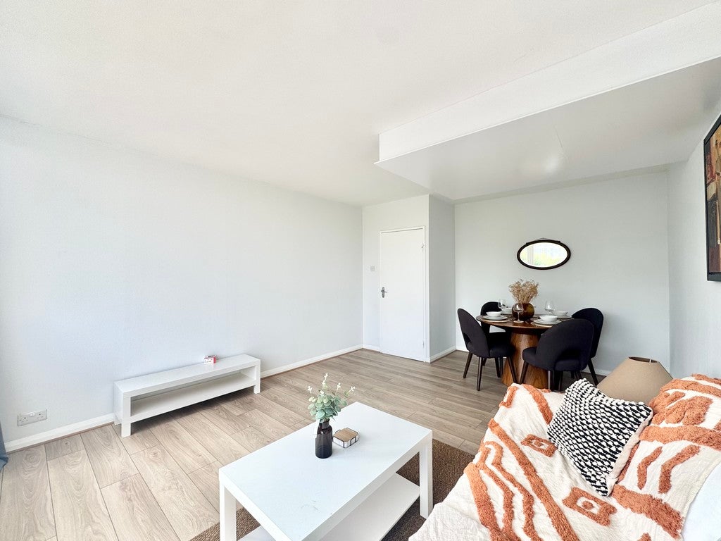 Flat Keswick Road in Greater London