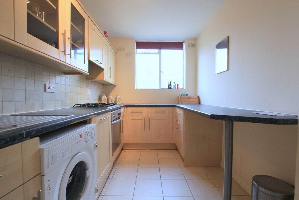 Flat Keswick Road in Greater London