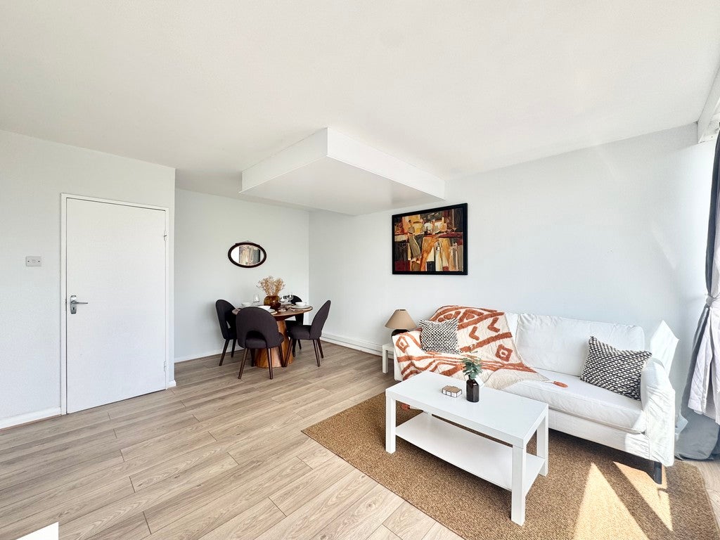 Flat Keswick Road in Greater London