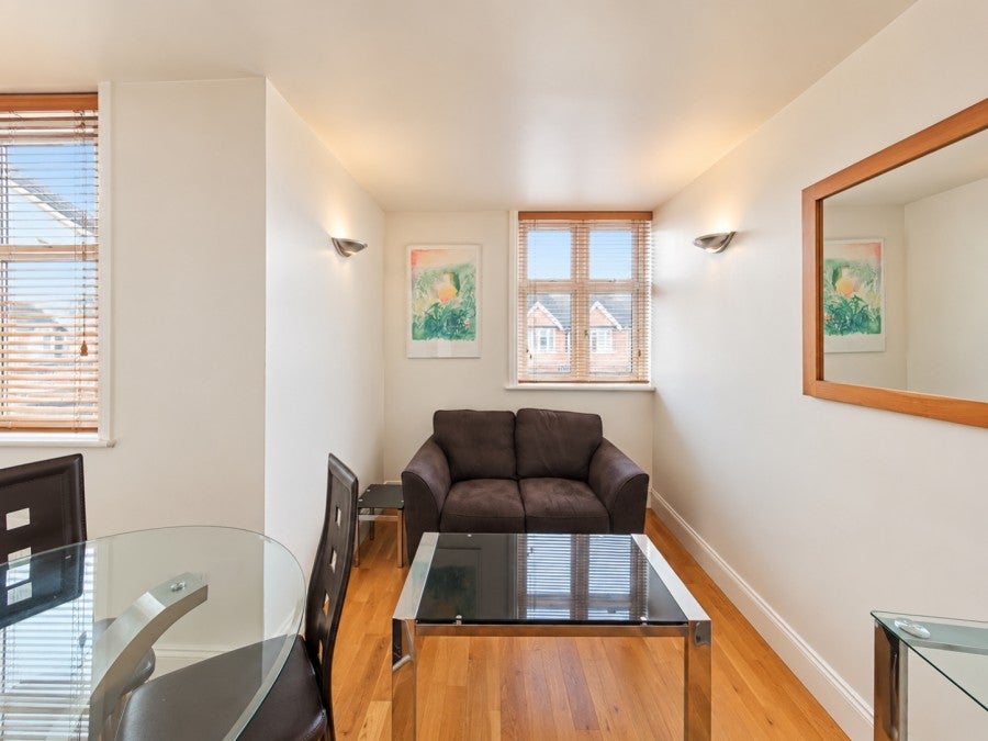 Flat Radnor Road in Greater London